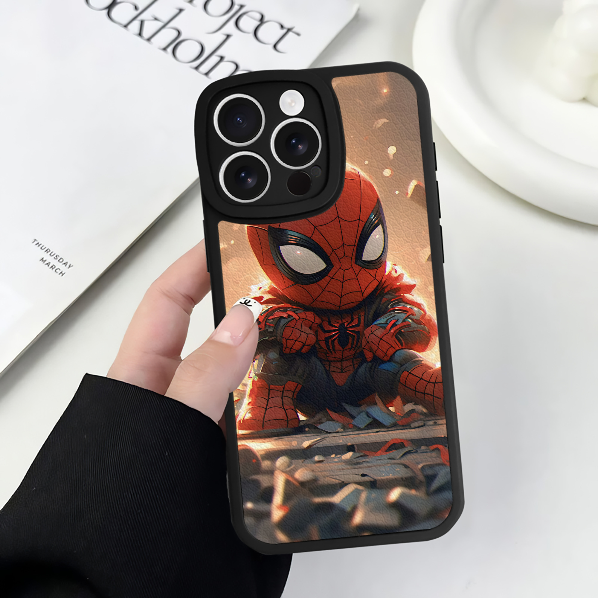 （画像用） Spider Man スパイダーマン 【iPhone 16シリーズ対応】シリコンスマホケース（レザー調） 材質：シリコン